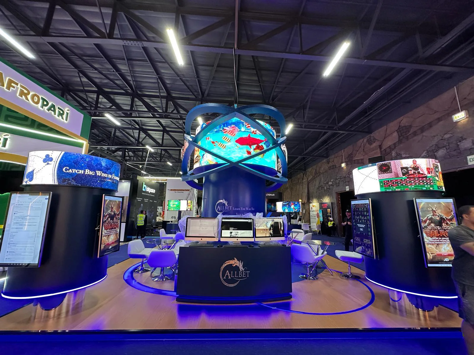 Allbet 在 SiGMA Africa 2025 的展位正面,中央與兩側設有展示螢幕。