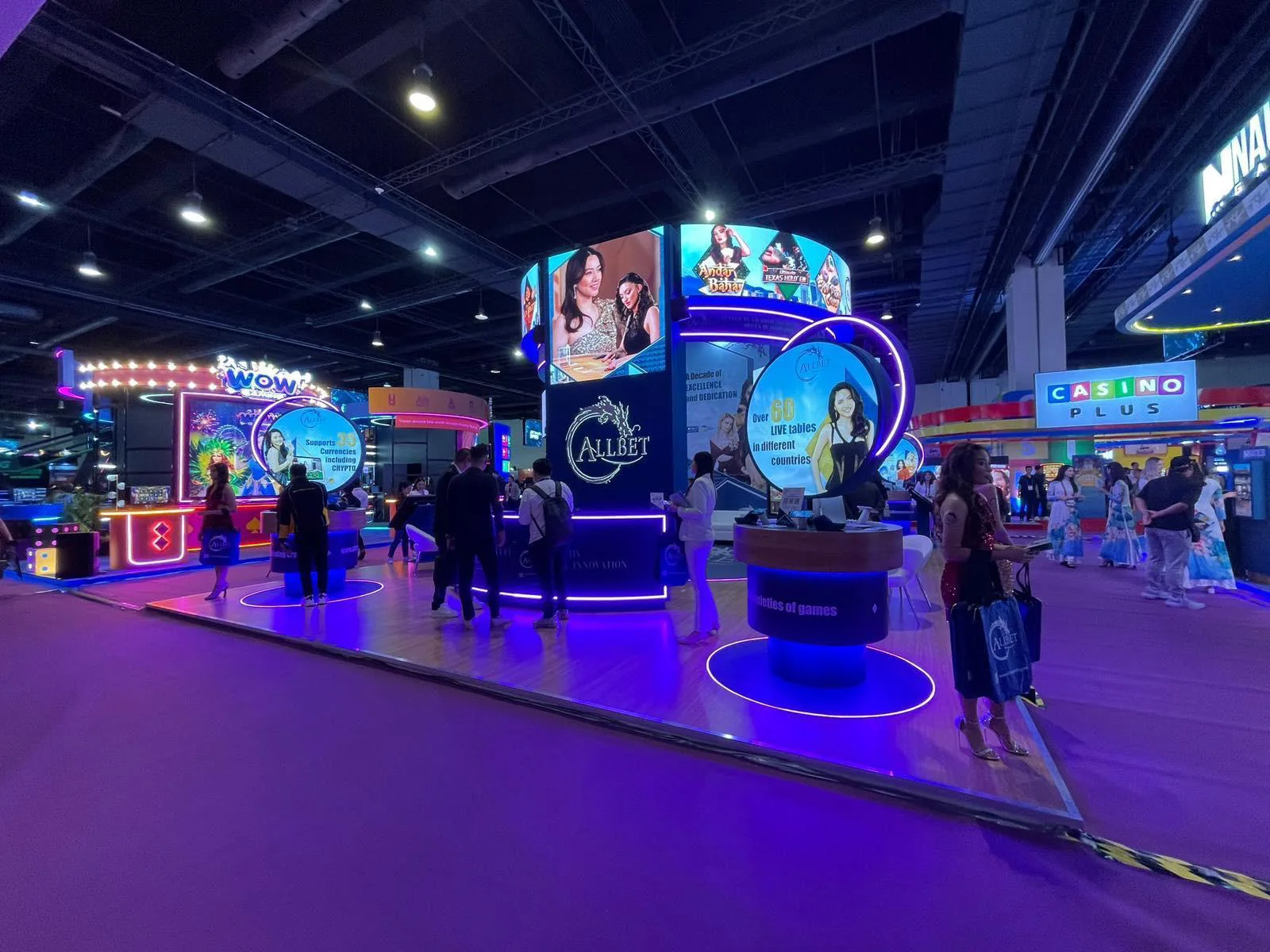 Allbet 在 SiGMA Asia Manila 2024 的展位，螢幕展示多種桌戲。